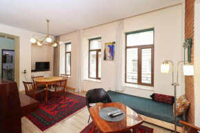 Vintage 2BR Apartment - Managed By Wehost